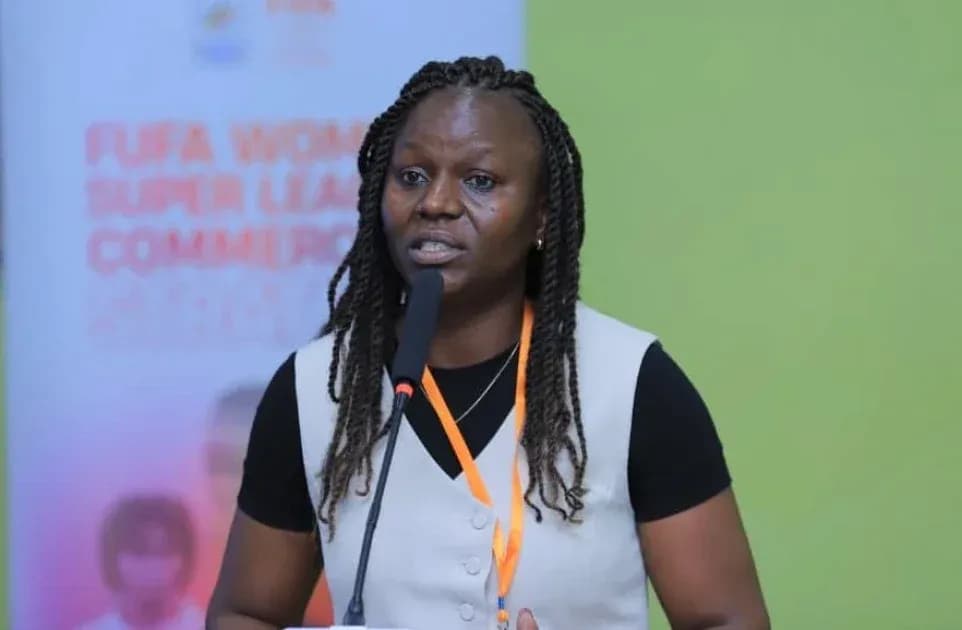 Mujer hablando en una conferencia sobre fútbol femenino