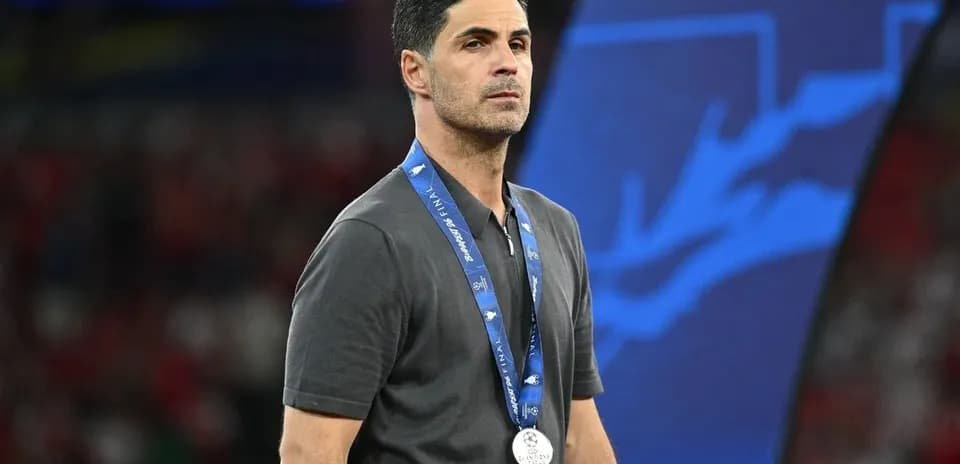 Entrenador con medalla en evento deportivo