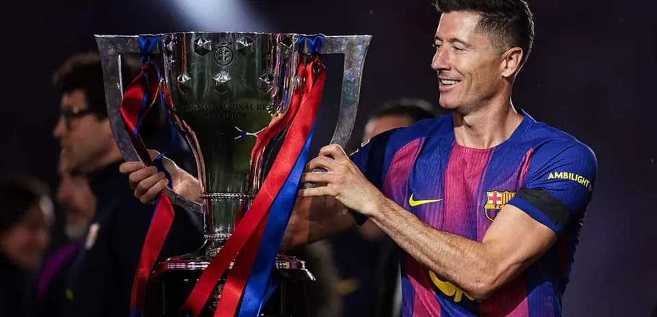Jugador levantando trofeo en celebración con Barcelona
