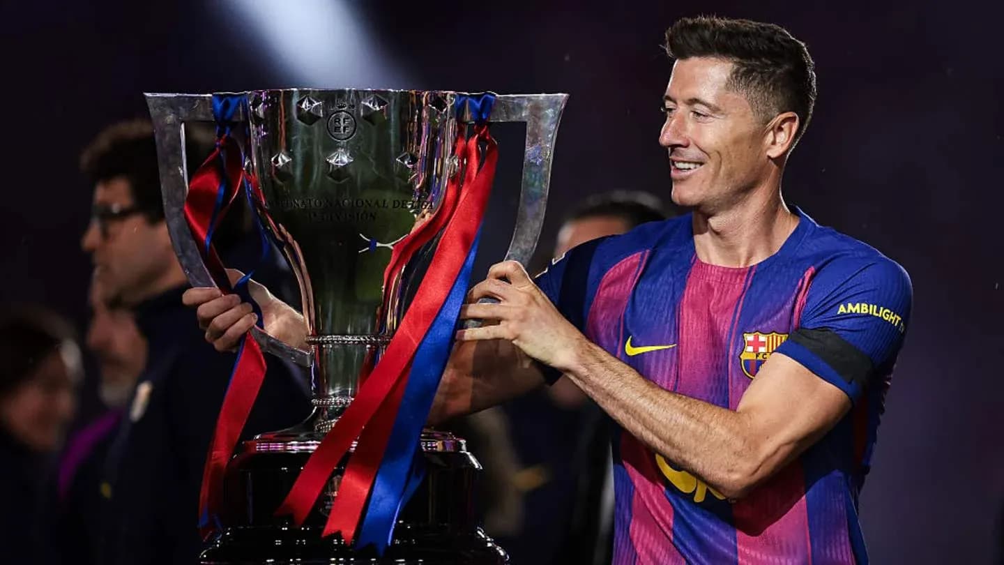 Jugador levantando trofeo en celebración con Barcelona