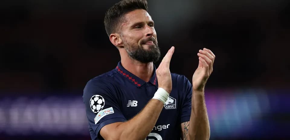 Jugador aplaudiendo en el campo de fútbol