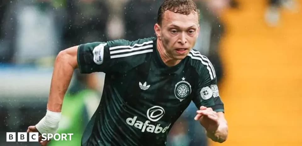 Jugador de Celtic corriendo en partido de fútbol