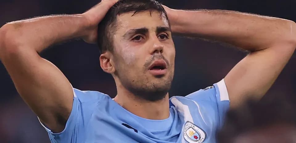 Jugador de Manchester City con las manos en la cabeza