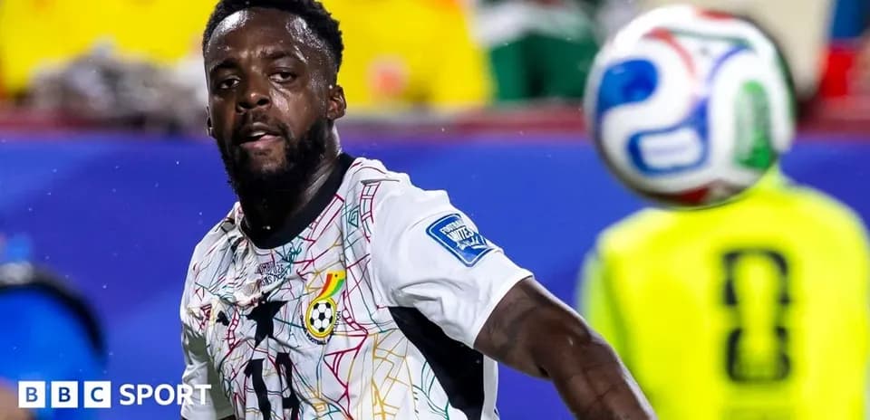 Jugador de Ghana controlando el balón durante un partido