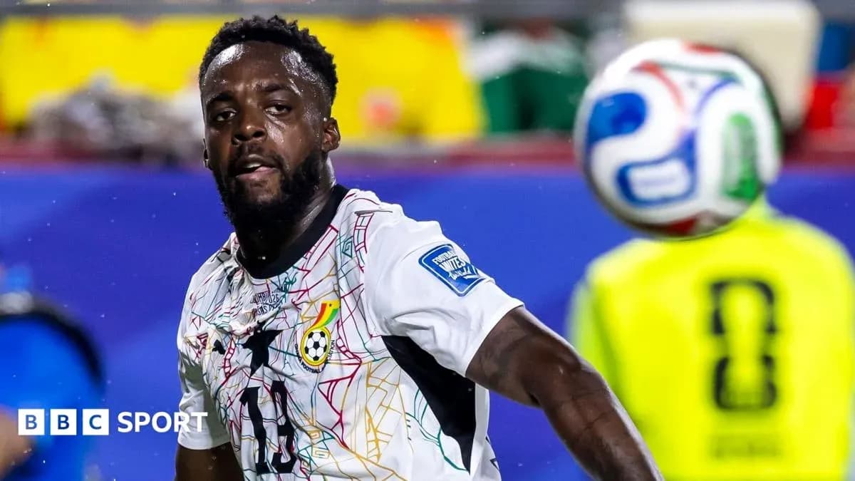 Jugador de Ghana controlando el balón durante un partido