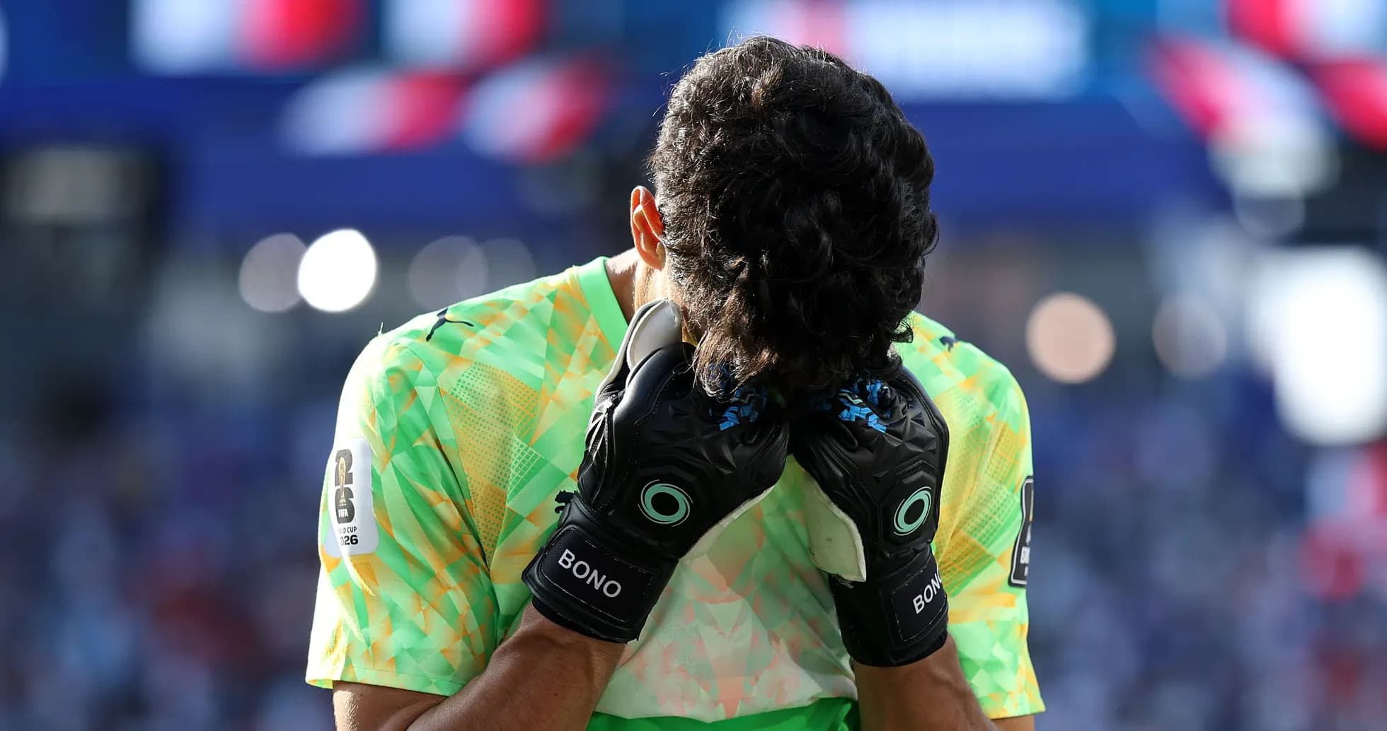 Portero con guantes cubriendo su rostro durante el partido