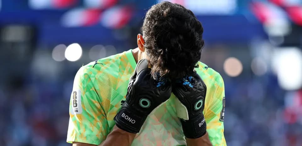 Portero con guantes cubriendo su rostro durante el partido