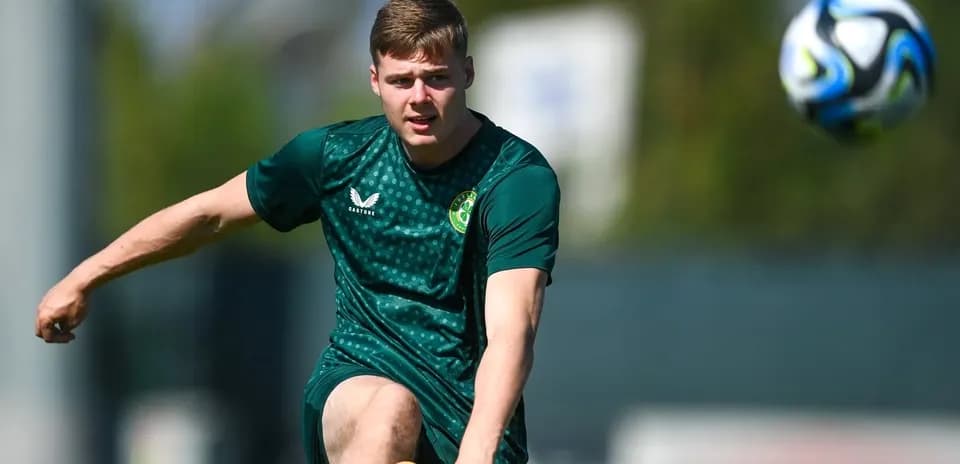 Jugador entrenando y pateando el balón en el campo