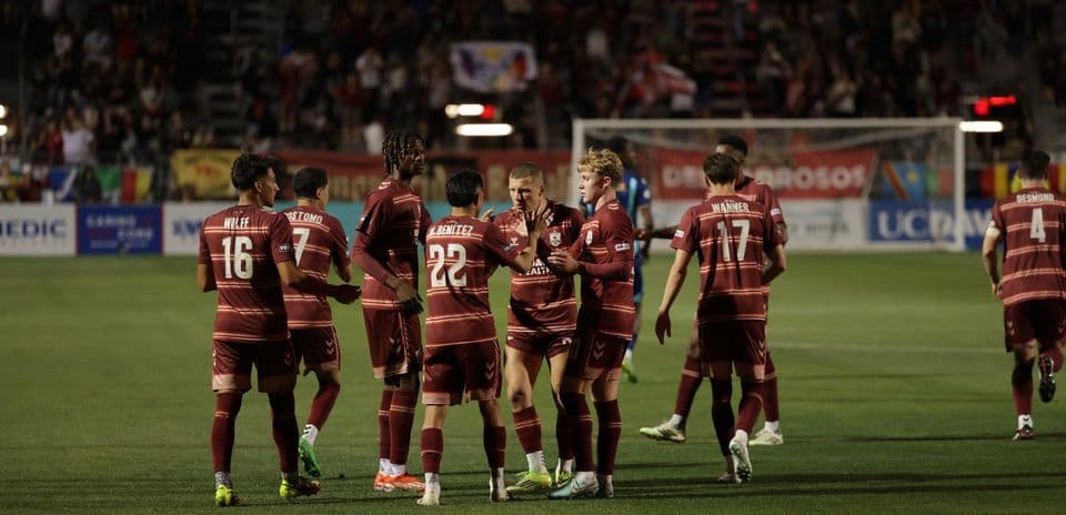 Jugadores de Colorado Springs celebrando un gol