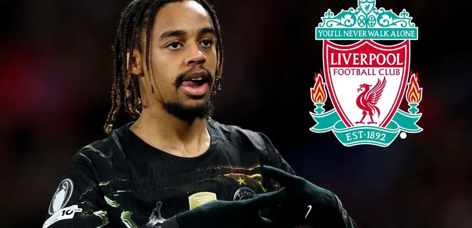 Jugador gesticulando con el logo de Liverpool detrás