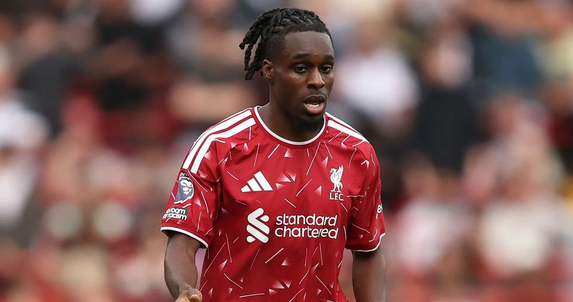 Jugador de Liverpool en acción durante un partido