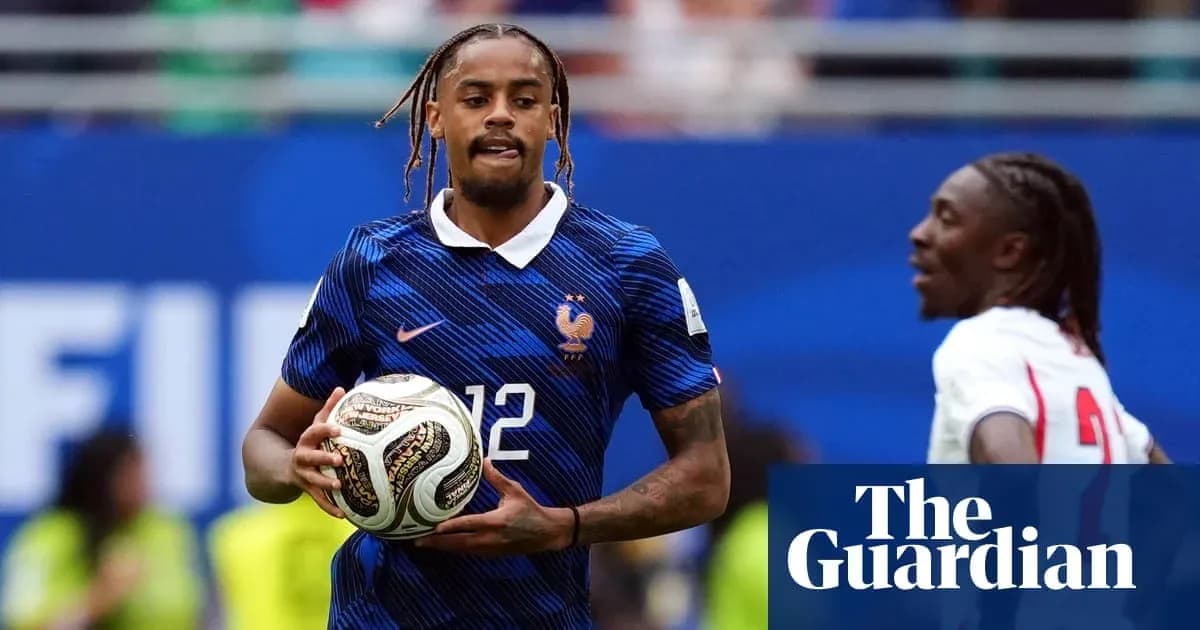 Jugador de Francia sosteniendo un balón durante el partido