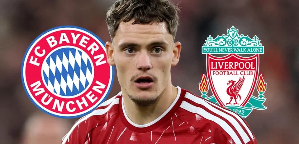 Jugador con camisetas de Liverpool y Bayern Múnich
