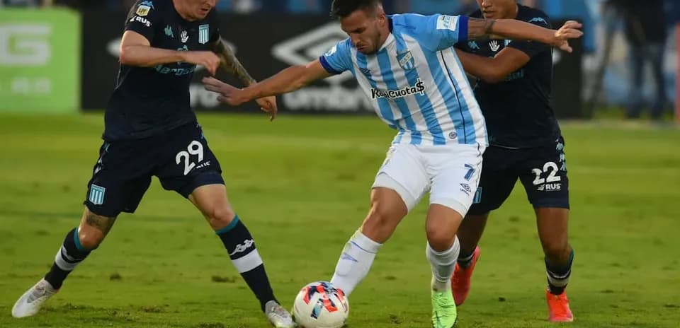 Jugadores disputando el balón en el partido
