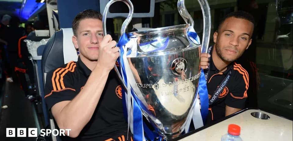 Jugadores sosteniendo la Copa de la UEFA 2012
