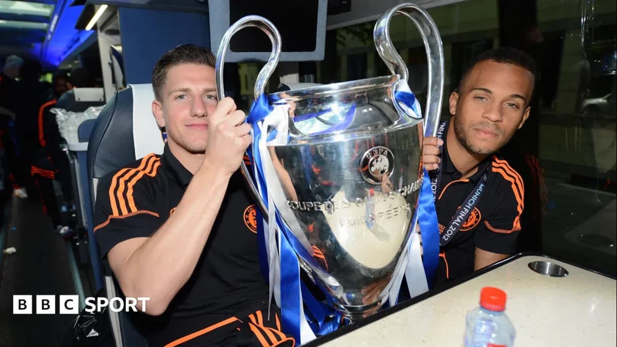 Jugadores sosteniendo la Copa de la UEFA 2012