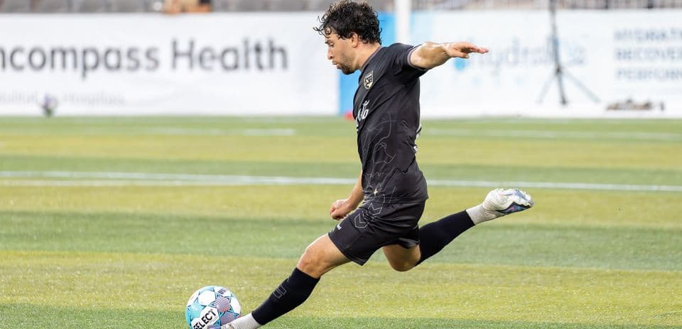 Jugador pateando el balón en el partido