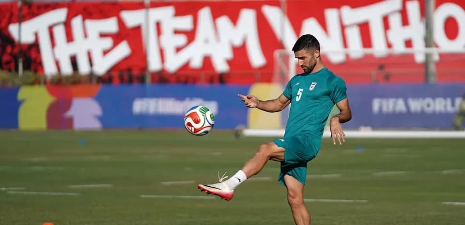 Jugador de Irán practicando con balón en campo
