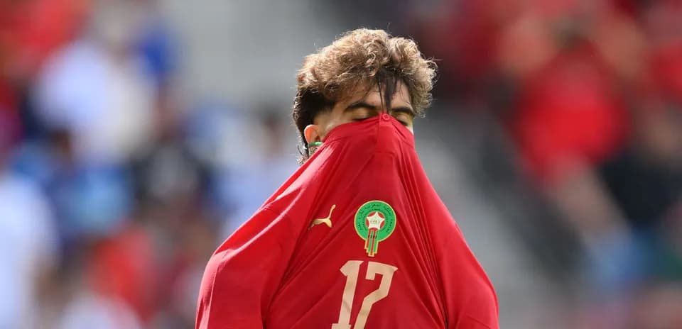 Jugador de Marruecos cubriendo su rostro con la camiseta