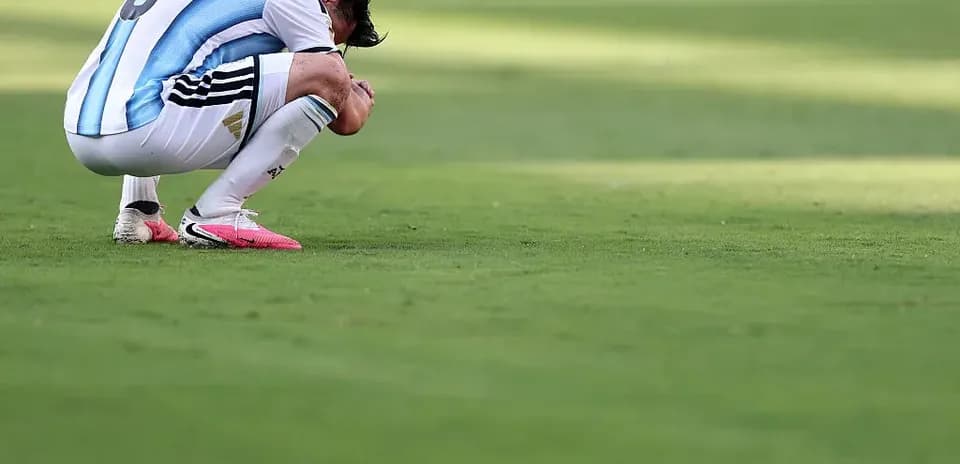 Jugador argentino agachado en el campo de juego