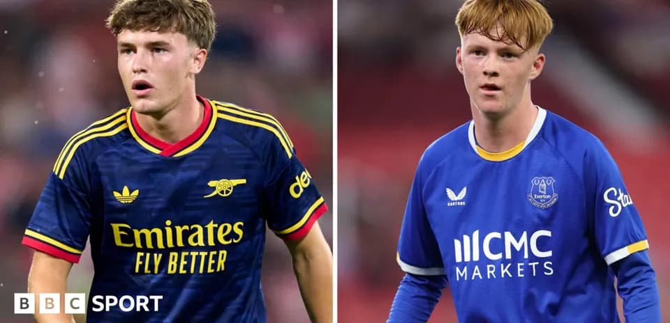 Jugadores de Arsenal y Everton en el campo