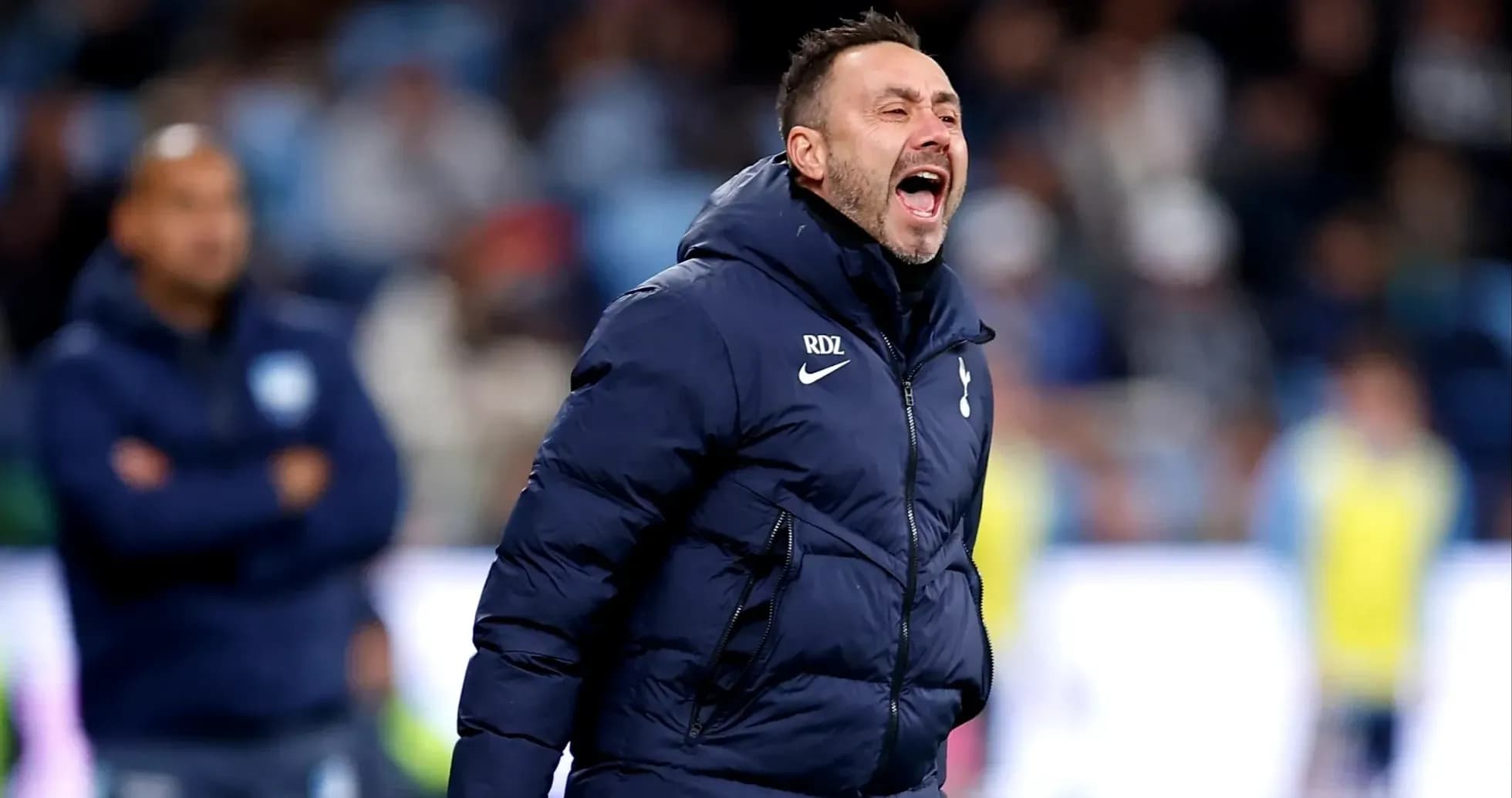 Entrenador dirigiendo desde la línea de banda