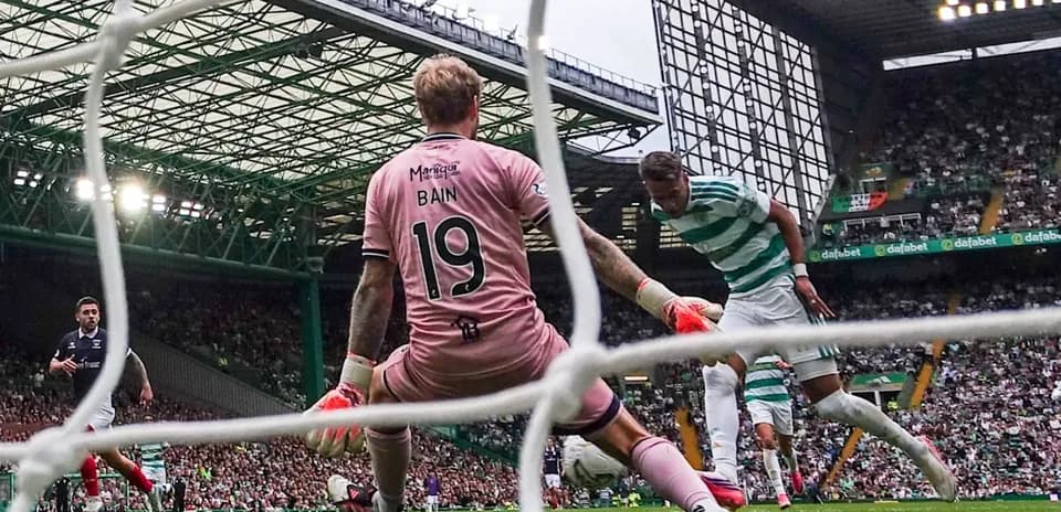 Jugador de Celtic intentando marcar gol ante portero