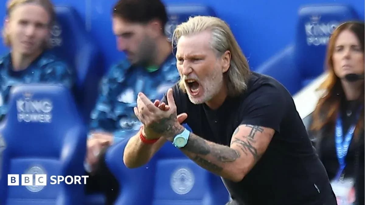 Entrenador dirigiendo a su equipo desde la banda