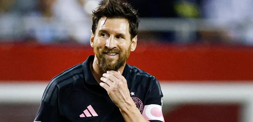 Jugador con camiseta negra y banda de capitán