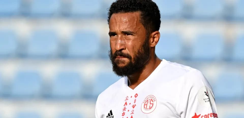 Jugador de Antalya con camiseta blanca en el campo