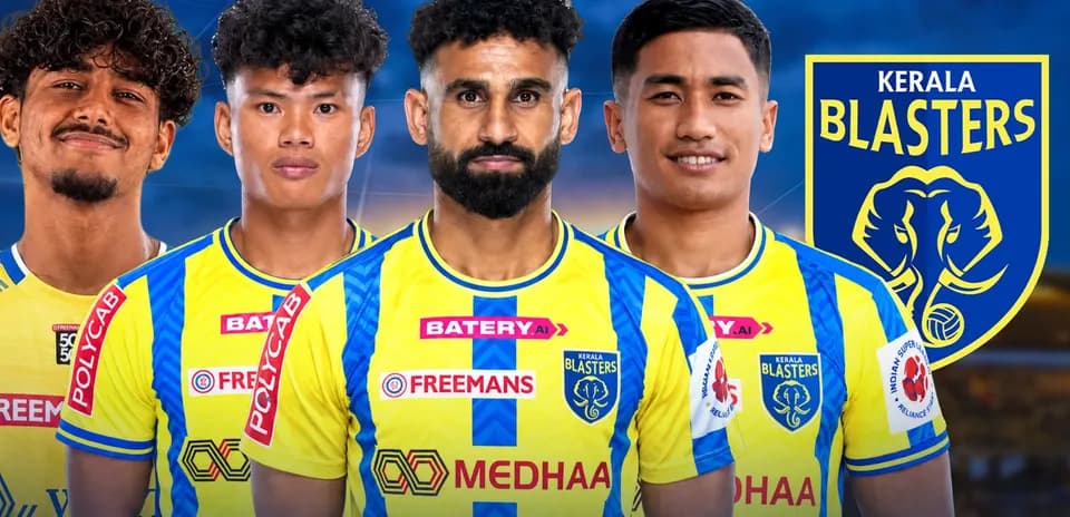 Jugadores de Kerala Blasters posando con uniforme amarillo