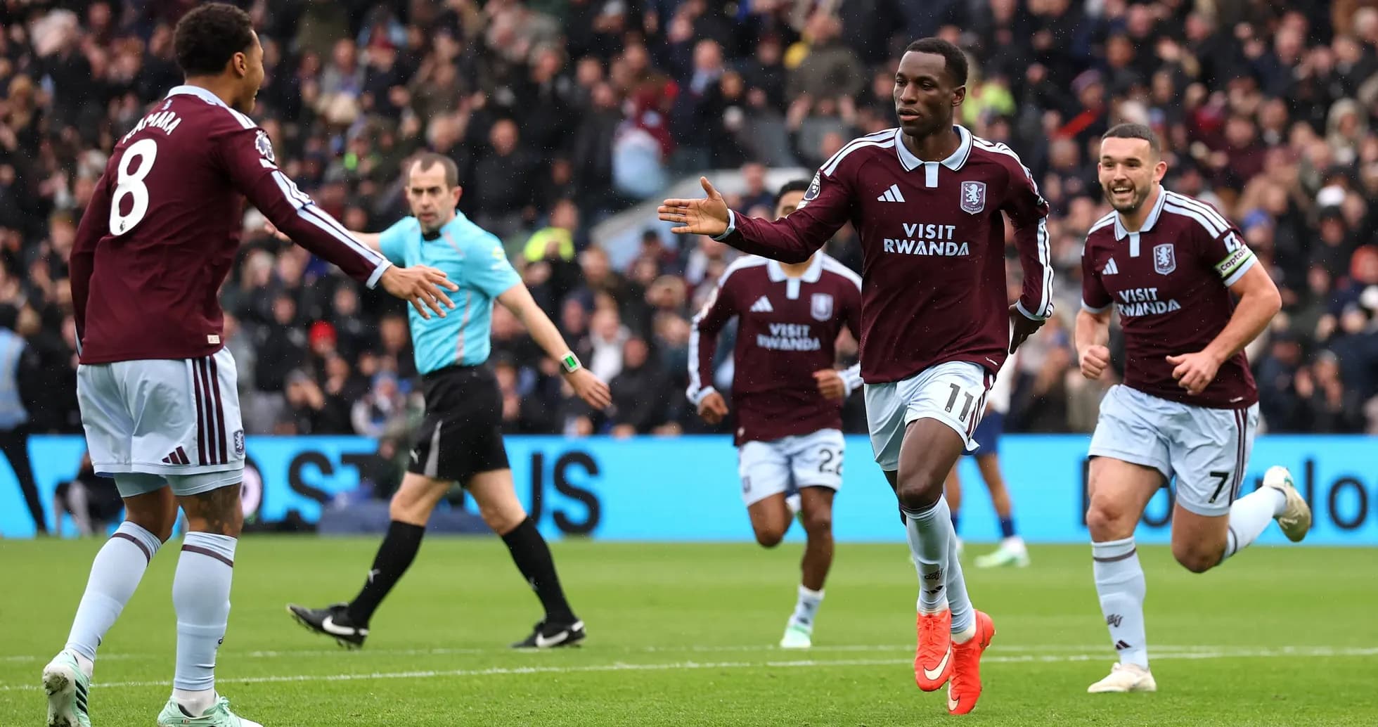 Jugadores de Aston Villa celebrando un gol
