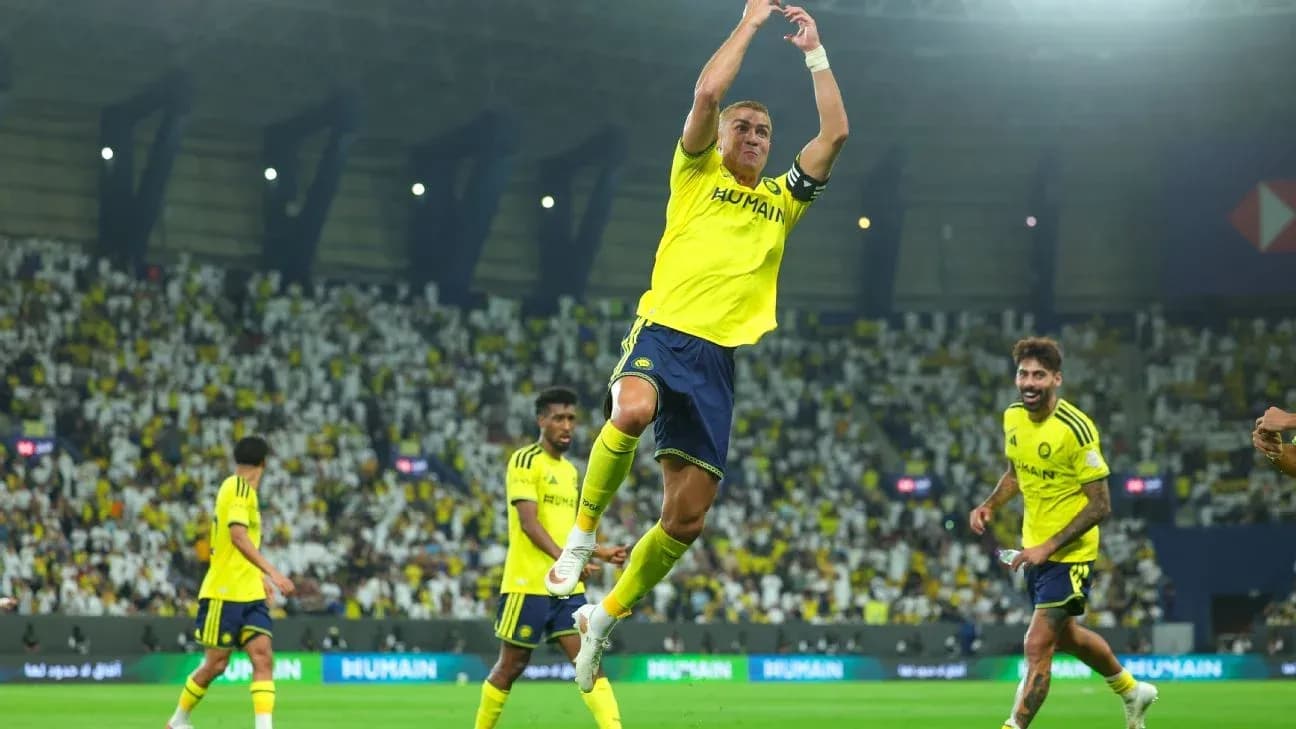 Jugador celebrando gol con compañeros en el estadio