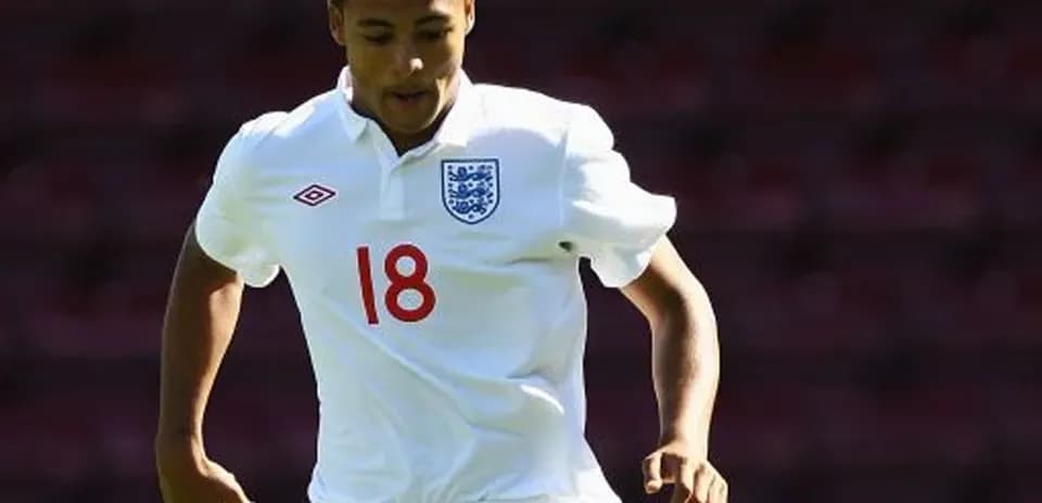 Jugador corriendo con camiseta de Inglaterra número 18