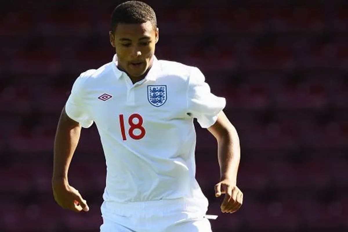Jugador corriendo con camiseta de Inglaterra número 18