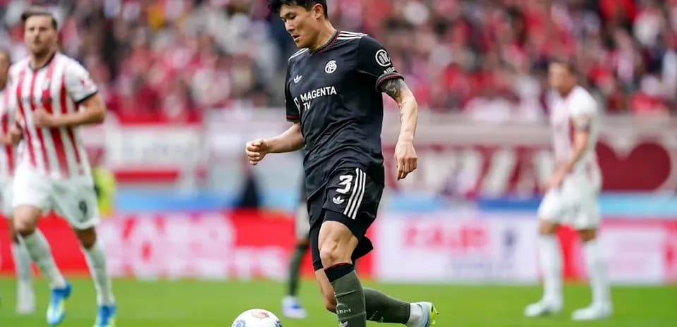 Jugador controlando el balón durante un partido