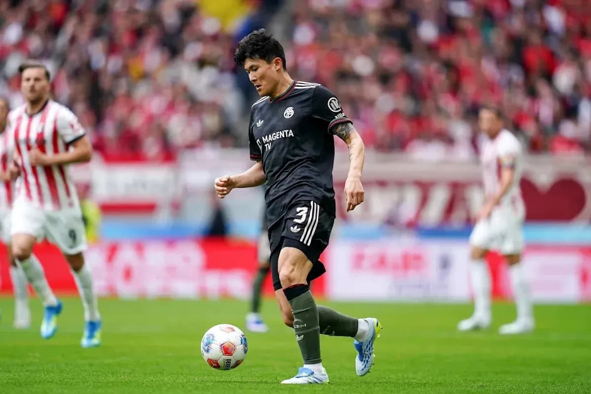 Jugador controlando el balón durante un partido