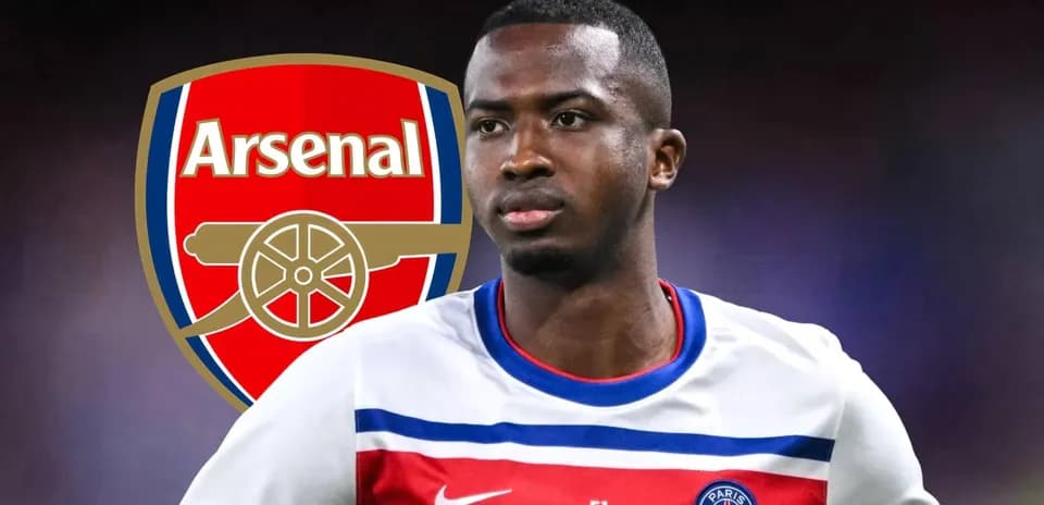 Jugador de PSG con escudo de Arsenal de fondo