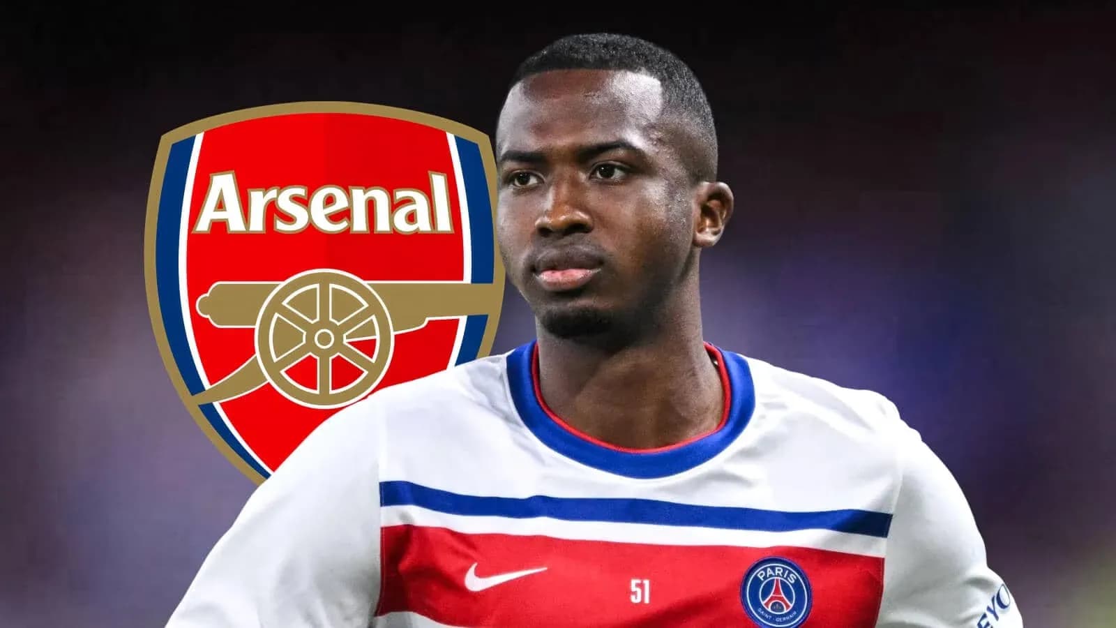 Jugador de PSG con escudo de Arsenal de fondo