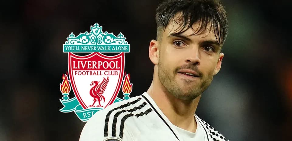 Jugador con camiseta blanca y escudo de Liverpool