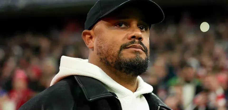 Hombre con gorra y abrigo en estadio