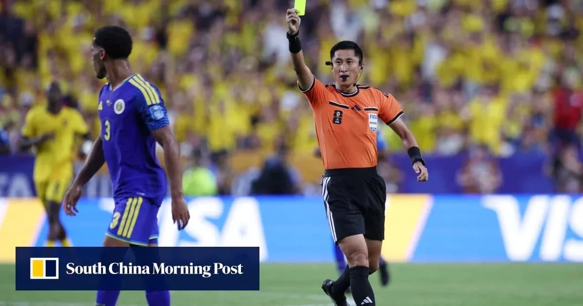 Árbitro mostrando tarjeta amarilla a jugador
