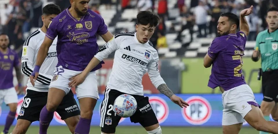 Jugadores de Colo Colo y Concepción en acción