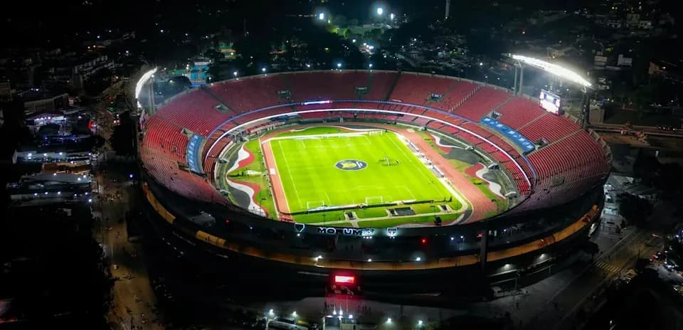 Estadio Morumbi iluminado por la noche