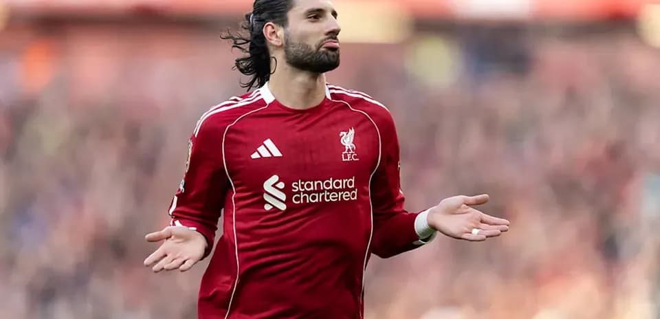Jugador de Liverpool con camiseta roja en el campo
