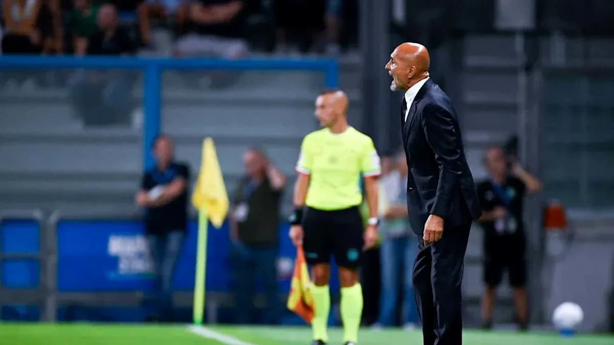 Entrenador dando instrucciones en el campo de fútbol