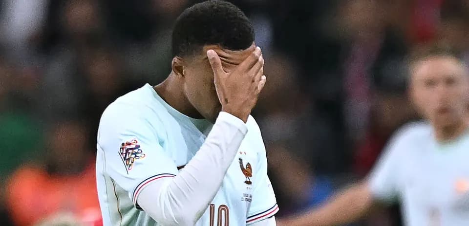 Jugador de Francia cubriendo su rostro durante el partido