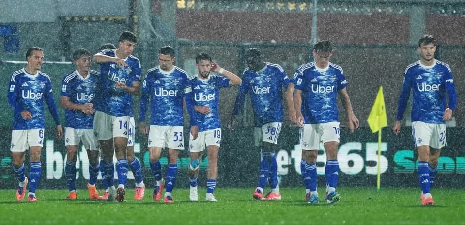 Jugadores de Como en la lluvia durante el partido