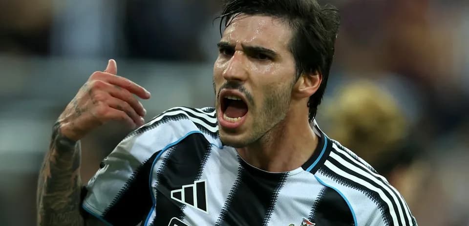 Jugador de Newcastle celebrando una acción en el partido