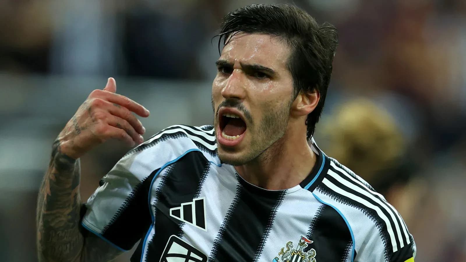 Jugador de Newcastle celebrando una acción en el partido